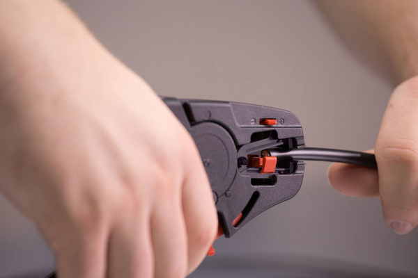 Automatyczne szczypce do zdejmowania izolacji Wiha 42062