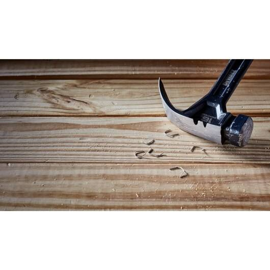 Młotek stalowy DeWALT DWHT51002-0 z zakrzywionym pazurem, o masie 454 g