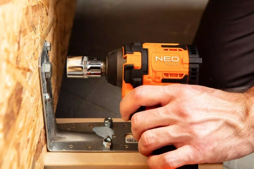 Klucz udarowy Neo Tools 04-613 z zestawem nasadek do felg