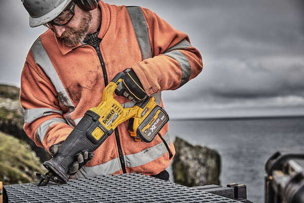 Pilarka szablasta Dewalt DCS389N