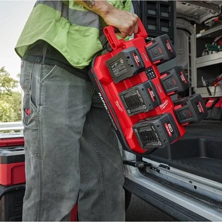 Wieloportowa, szybka ładowarka Milwaukee M18 MPC6 z systemu PACKOUT™