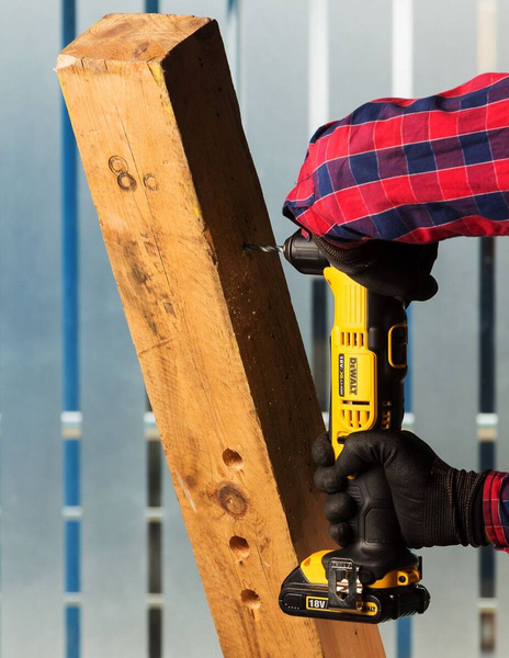 Wiertarko-wkrętarka kątowa Dewalt DCD740NT-XJ