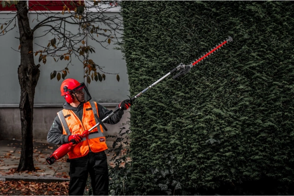 Nożyce do żywopłotu Milwaukee M18 FOPH-HTA przystawka QUIK-LOK