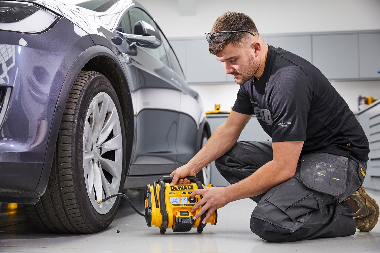 Kompresor samochodowy z zasilaniem akumulatorowym, model Dewalt DCC018N