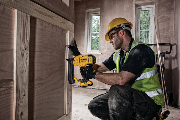 Gwoździarka Dewalt DCN680NT