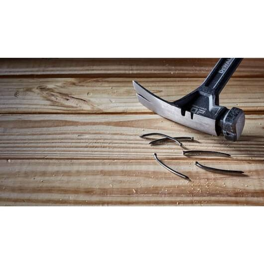 Młotek stalowy DeWALT DWHT51004-0 o masie główki 567g