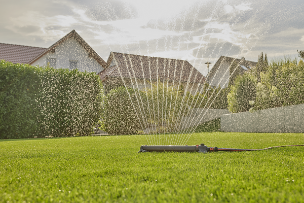 Zraszacz wahadłowy Gardena AquaZoom L (18714-20) z wężem Vartco o długości 20 metrów