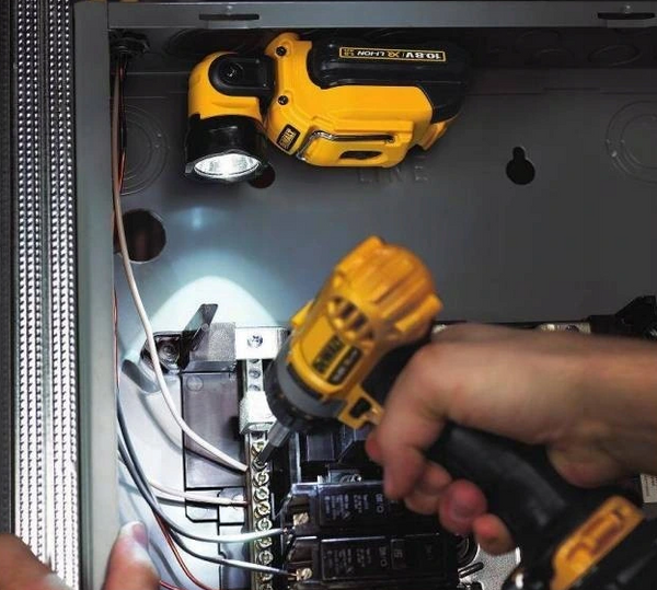 Akumulatorowa latarka LED DeWalt DCL510N