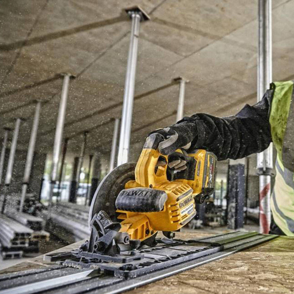 Pilarka tarczowa DeWALT DCS579NT