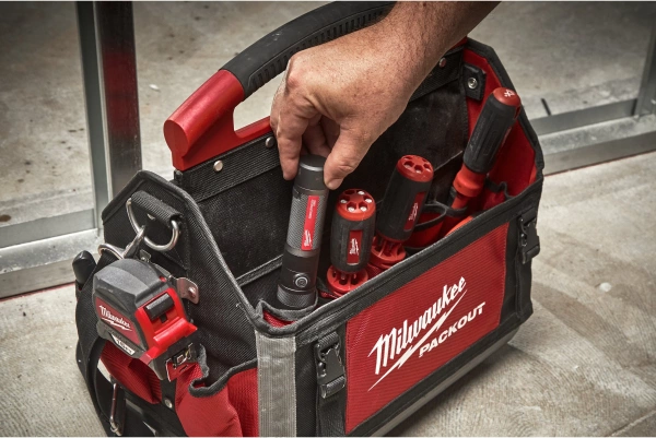 Latarka akumulatorowa z regulacją wiązki Milwaukee L4 TMLED-301