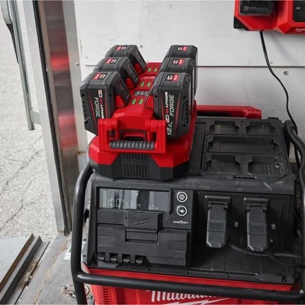 Wieloportowa, szybka ładowarka Milwaukee M18 MPC6 z systemu PACKOUT™