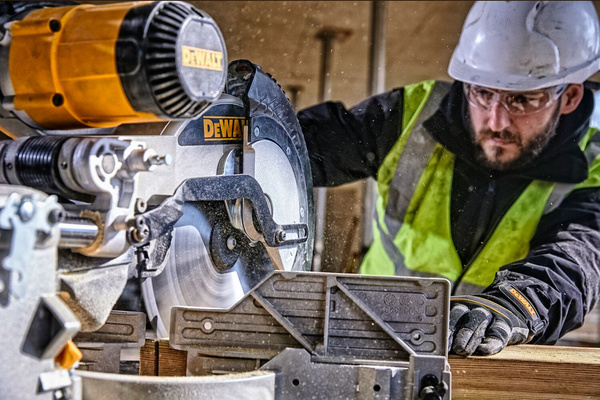 Ukośnica DeWalt DWS780-QS