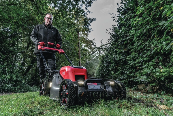 Kosiarka akumulatorowa z napędem Milwaukee M18F2LM53-0
