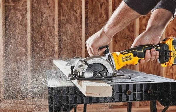 Pilarka tarczowa Dewalt DCS571N