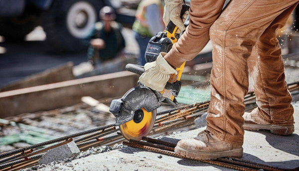 Akumulatorowa pilarka tarczowa DCS690N DeWalt