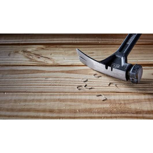 Młotek stalowy DeWALT DWHT51004-0 o masie główki 567g