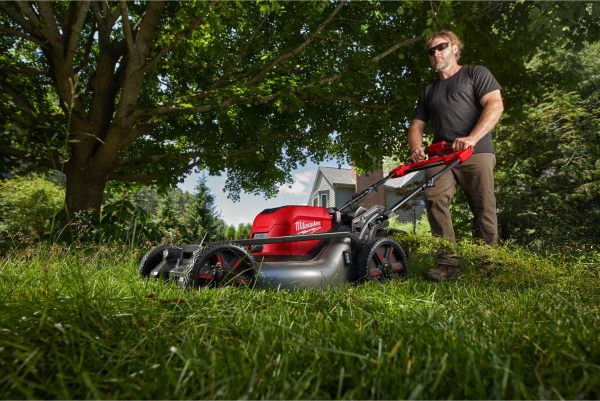 Kosiarka akumulatorowa z napędem Milwaukee M18F2LM53-0