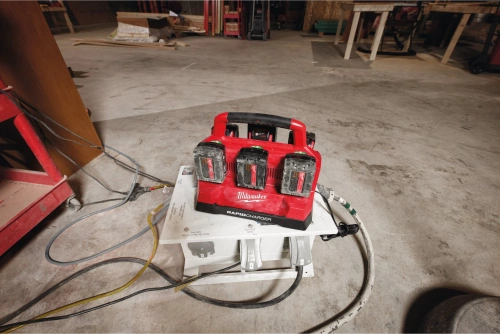 Szybka, wieloportowa ładowarka Milwaukee M18 PC6