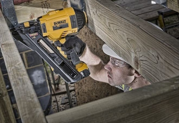 Akumulatorowa gwoździarka DCN693N DeWalt