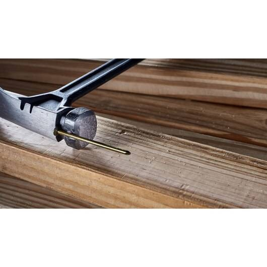 Młotek stalowy DeWALT DWHT51006-0 o masie główki 624g