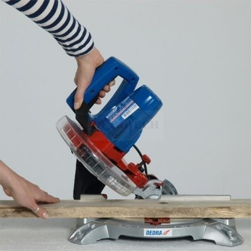 Pilarka ukosowa do drewna Dedra DED7739