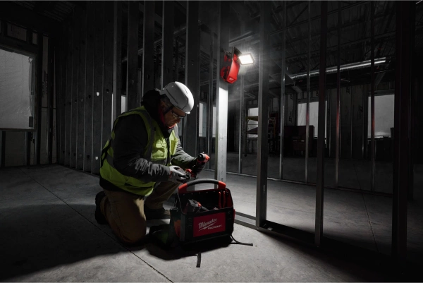 Lampa warsztatowa Milwaukee M18 PAL2-0