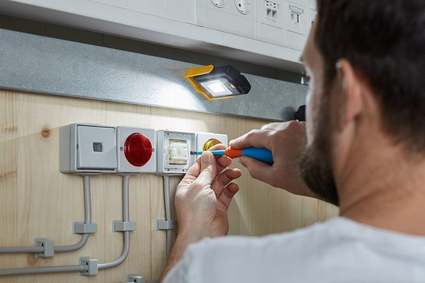 Latarka uniwersalna 4+3 LED 200+20lm Brennenstuhl 1175420010