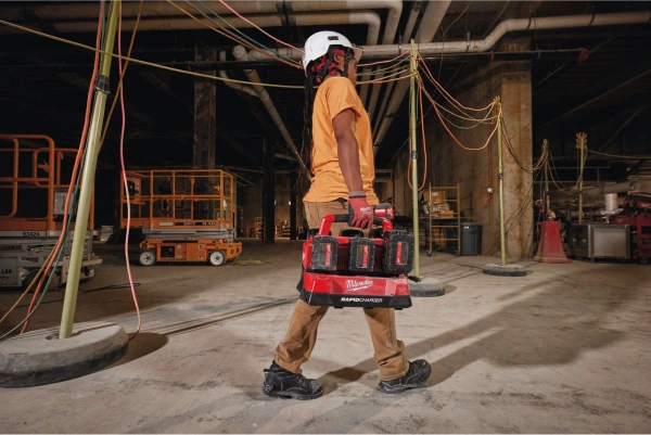 Szybka, wieloportowa ładowarka Milwaukee M18 PC6