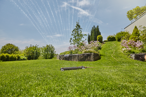 Zraszacz wahadłowy Gardena AquaZoom L (18714-20) z wężem Vartco o długości 20 metrów