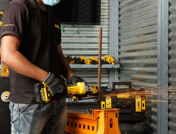 Szlifierka kątowa Dewalt DCG405NT