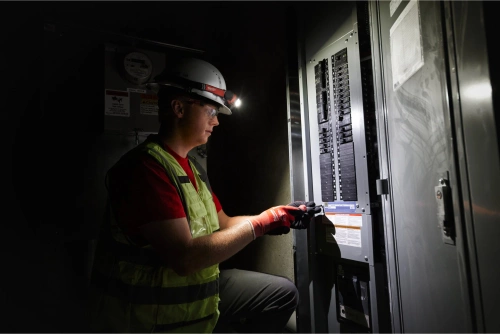 Latarka czołowa Milwaukee L4 HL2-301