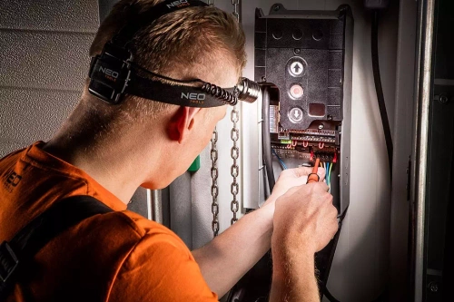 Latarka czołowa Neo Tools CREE XPE 250 lm 99-201