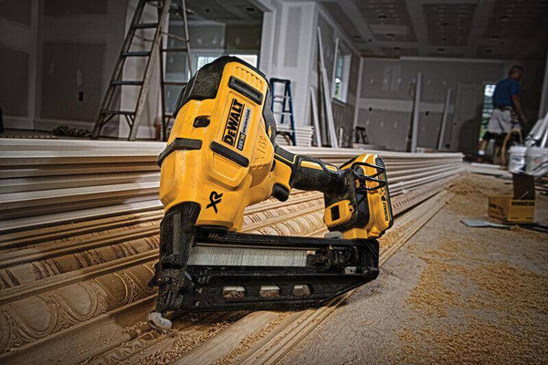 Gwoździarka Dewalt DCN660N