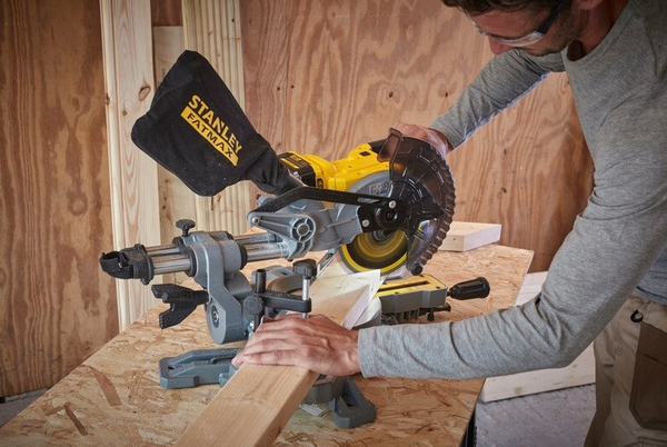 Ukośnica Stanley Fatmax SFMCS701M1