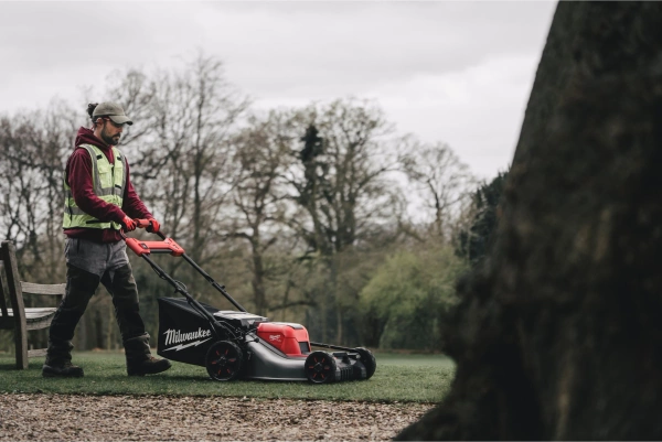 Kosiarka akumulatorowa z napędem Milwaukee M18F2LM53-0