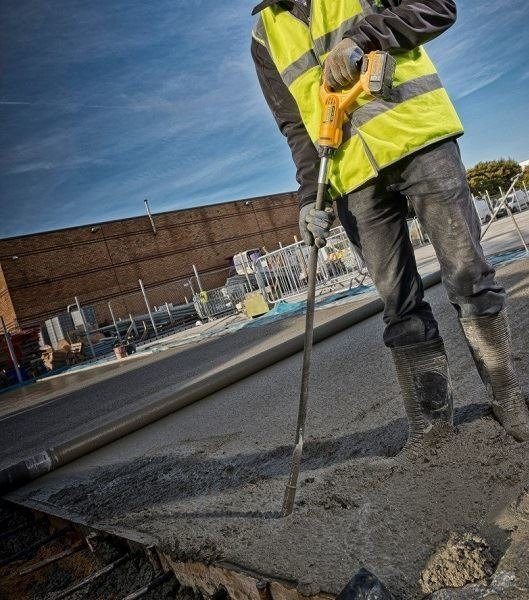 Akumulatorowy wibrator do betonu DCE531N DeWalt