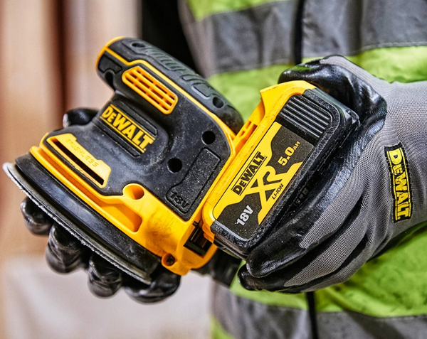 Szlifierka mimośrodowa Dewalt DCW210 z akumulatorem