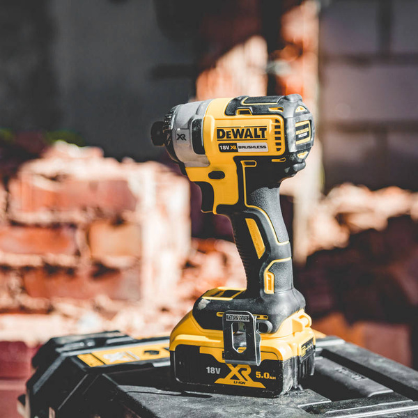Zakrętarka Dewalt DCF887 z akumulatorem