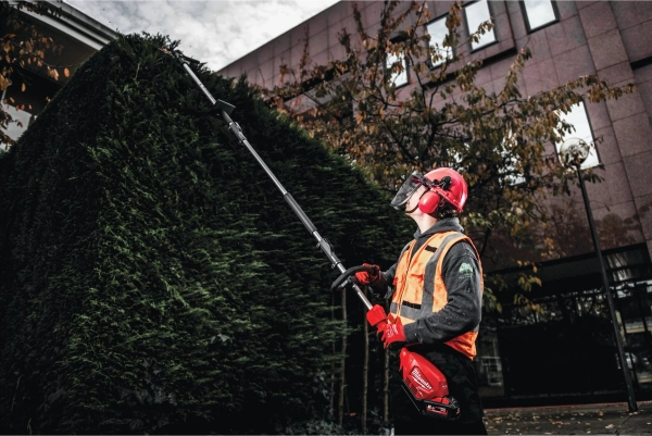 Nożyce do żywopłotu Milwaukee M18 FOPH-HTA przystawka QUIK-LOK