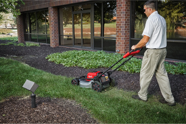 Kosiarka akumulatorowa z napędem Milwaukee M18F2LM53-0