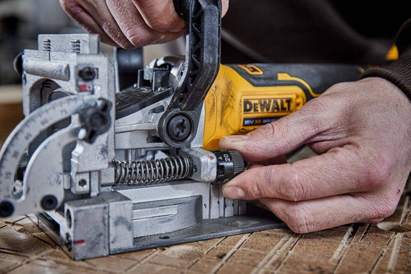 Lamelownica Dewalt DCW682NT