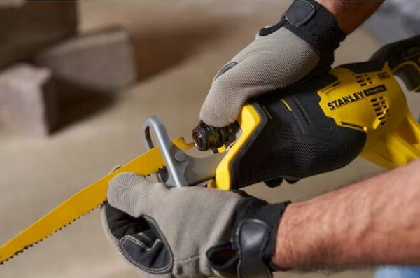 Akumulatorowa piła szablasta SFMCS300D2K-QW Stanley Fatmax + 2 x akumulator + ładowarka + kufer