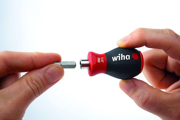 Magnetyczny wkrętak z magazynkiem bitów Stubby WIHA 10382