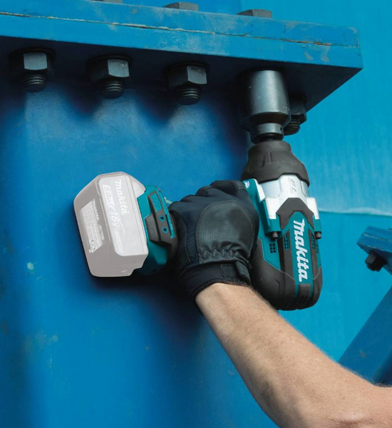 Klucz udarowy Makita DTW1002 z zestawem zasilającym i zestawem nasadek