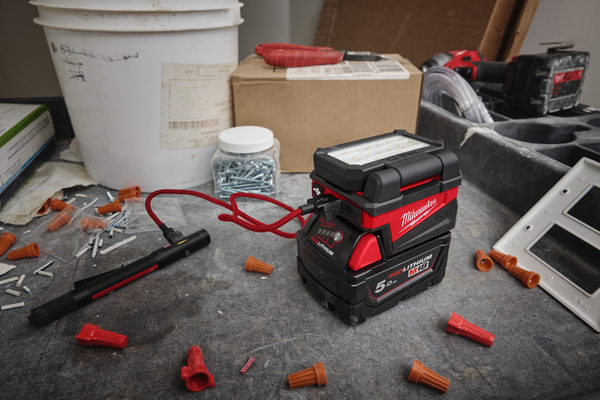 Kompaktowy reflektor Milwaukee M18 ALIS-0