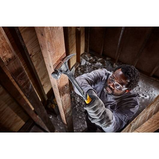 Młotek stalowy DeWALT DWHT51008-0 o masie główki 567g