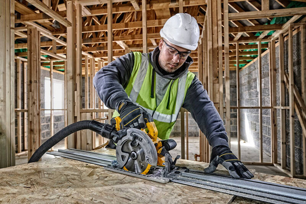 Pilarka tarczowa DeWALT DCS572N