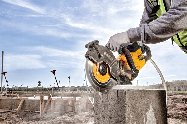 Akumulatorowa pilarka tarczowa DCS690N DeWalt