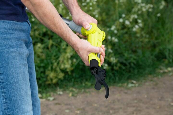 Sekator na wysięgniku Ryobi RY18PLA-0