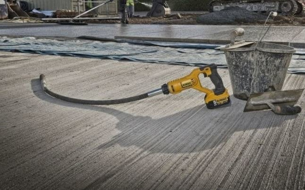 Akumulatorowy wibrator do betonu DCE531N DeWalt